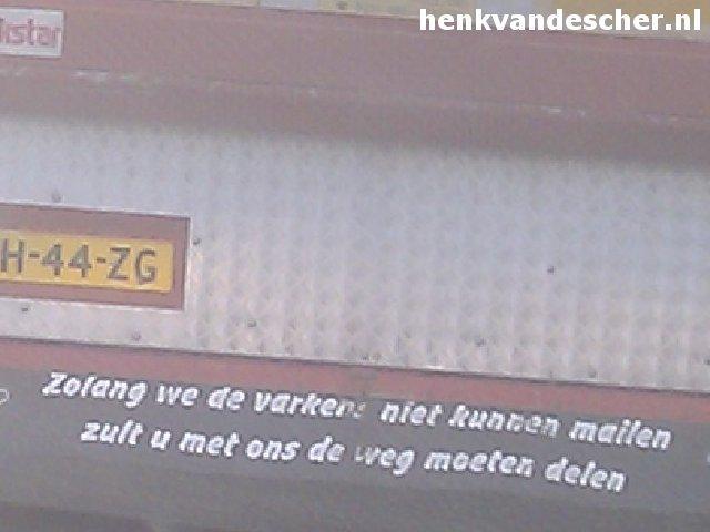 P. Smeets :: Zolang we de varkens niet kunnen mailen moet u de weg met ons delen