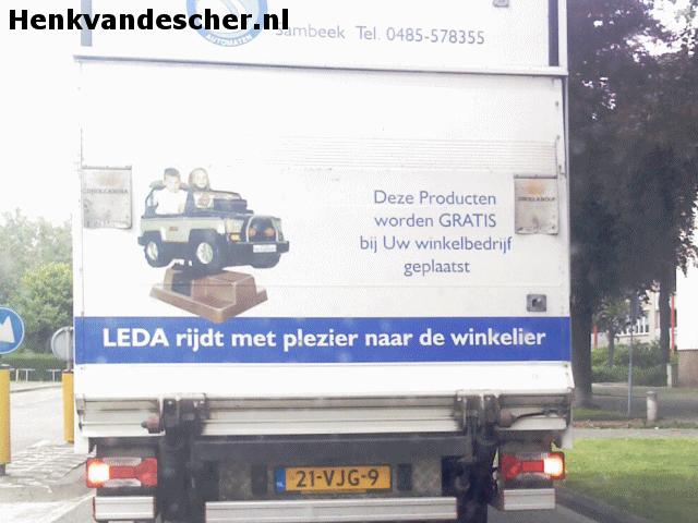 Leda :: Leda rijdt met plezier naar de winkelier