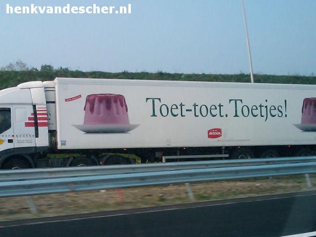 Mona :: Toet-toet. Toetjes!